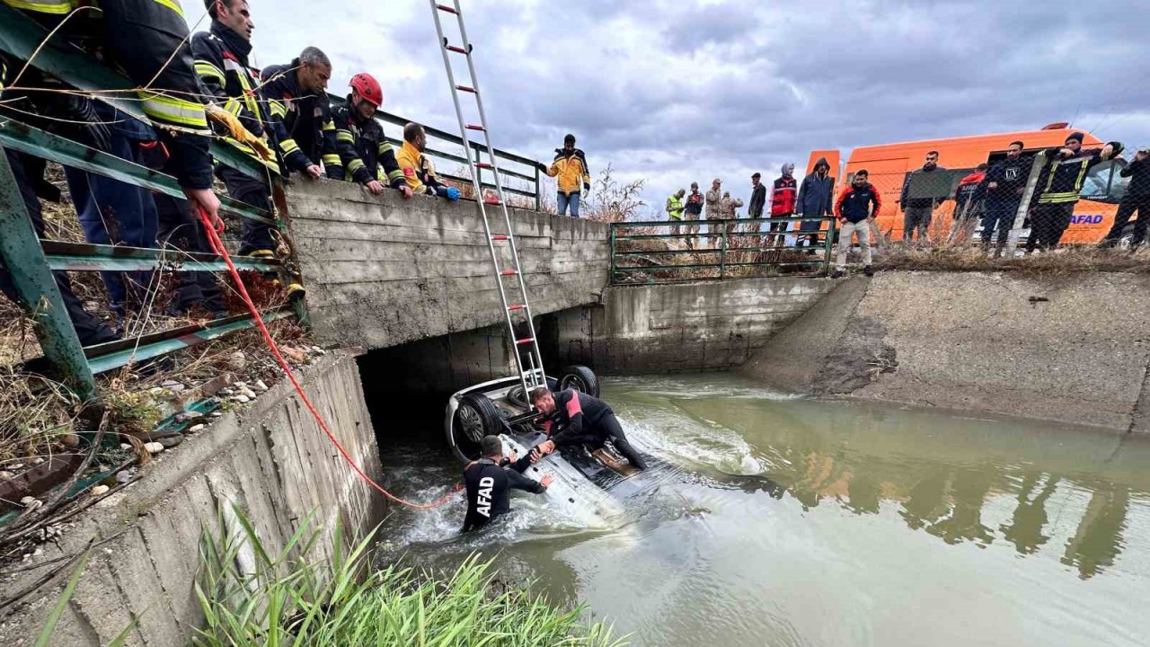 Otomobil Su Kanalına Uçtu 2 Ölü 1 Yaralı Metropol Medya