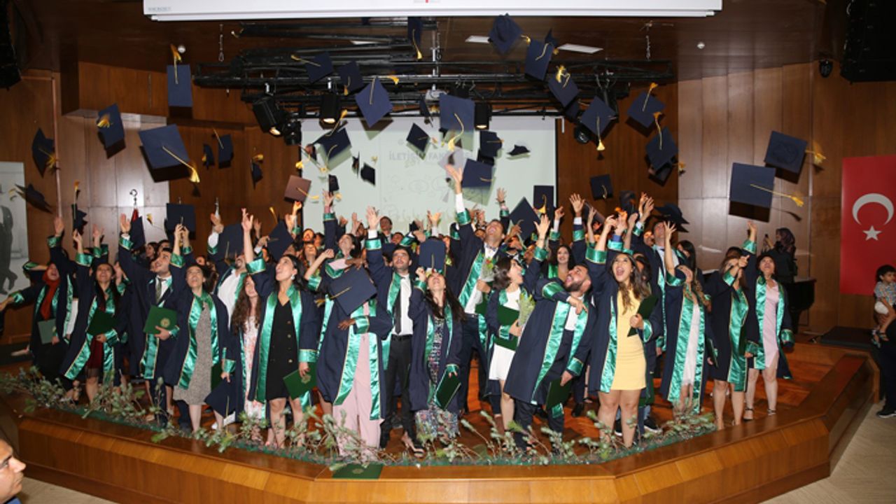 ÇÜ İletişim Fakültesinde mezuniyet