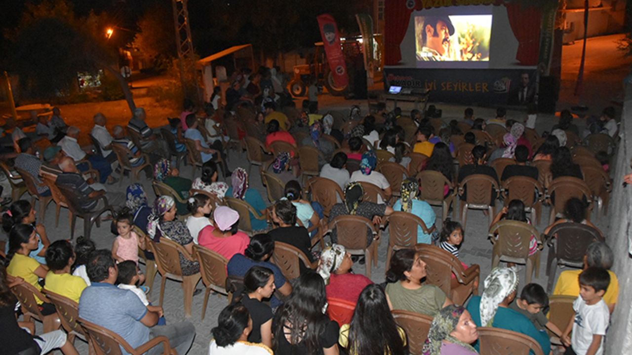 Ceyhan'da sinema gösterimi