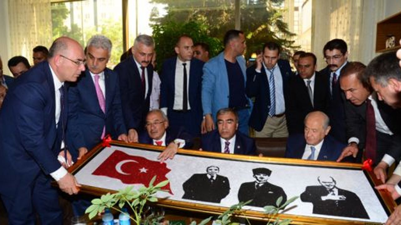 Bahçeli’ye hediye edilen, o çok konuşulan tablo