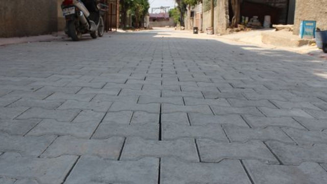 Remzi Oğuz Arık Mahallesinin yollarına taş döşeniyor