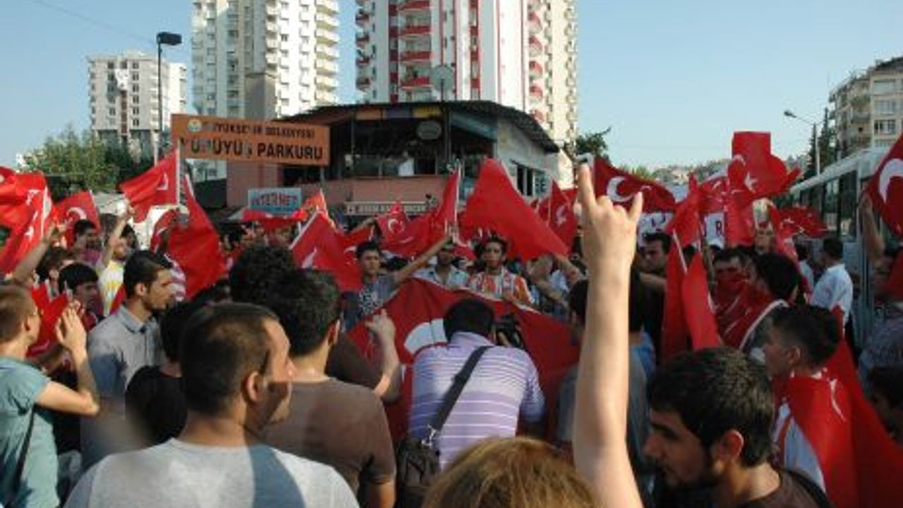 Şehitleri anma yürüyüşüne sadece 500 kişi katıldı 