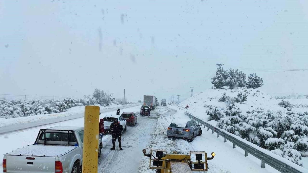 Mersin’de Kar, Araçları Yolda Bıraktı
