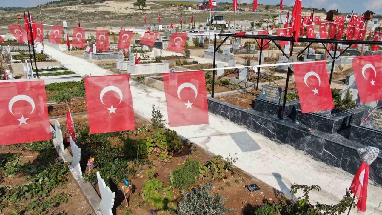 Adana’da Deprem Mezarlığı Türk Bayrakları İle Donatıldı