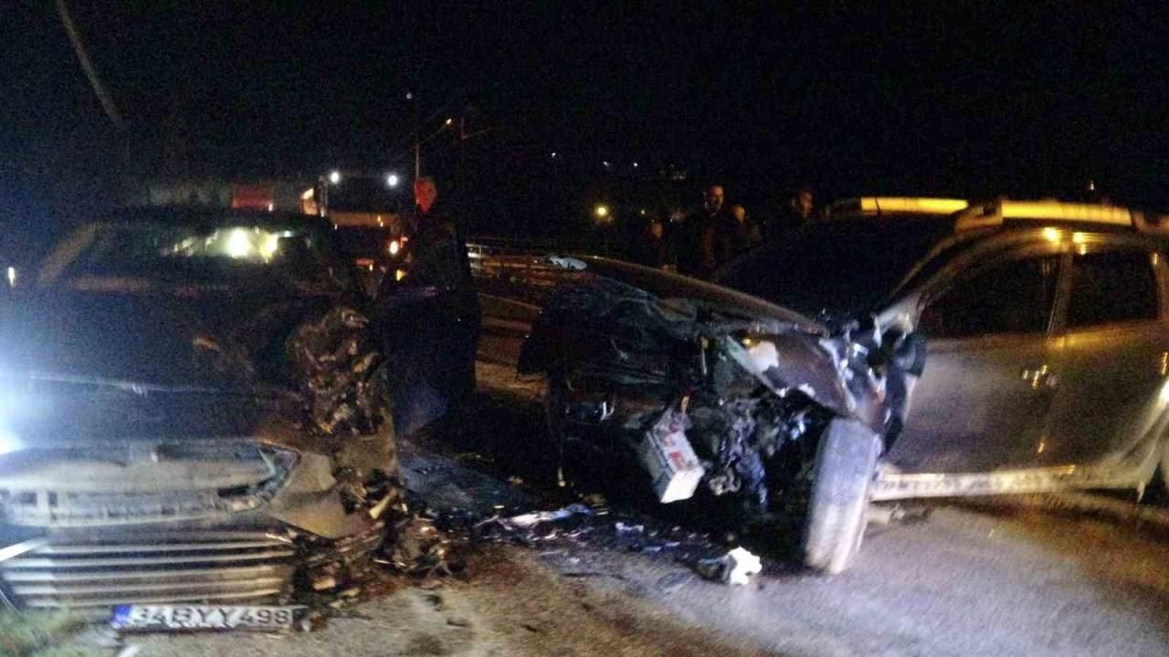 Adana’da Otomobiller Kafa Kafaya Çarpıştı