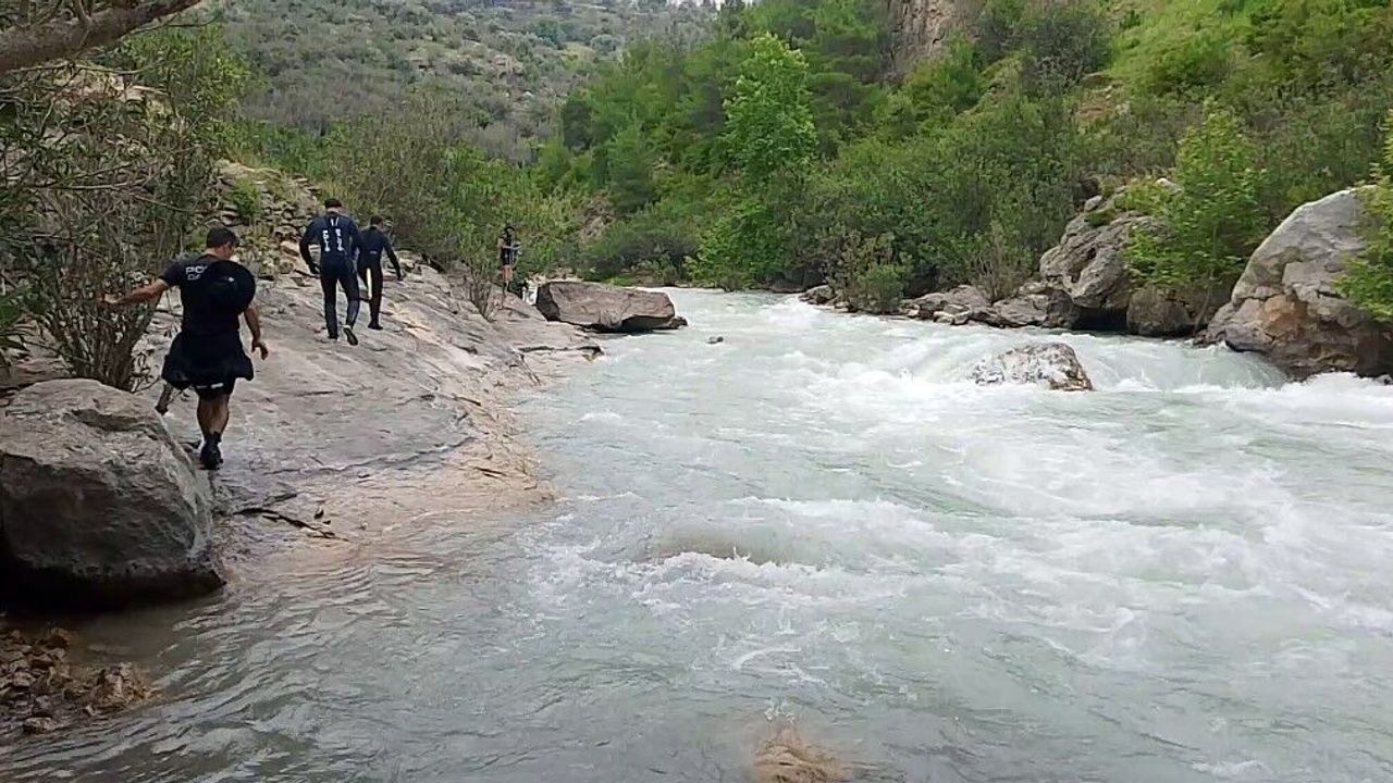 Serinlemek için Eğlence Çayı'na giren genç bir haftadır bulu