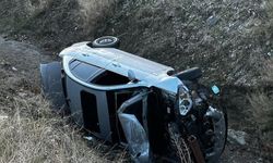 Otomobil Dereye Uçtu: 2 Yaralı