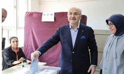 Adana Valisi Oy Kullanmak İçin Sırada Bekledi