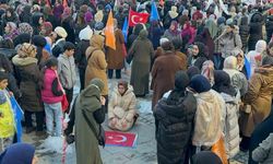 Cumhurbaşkanı Erdoğan Konuşurken, Miting Alanında Namaz kıldı