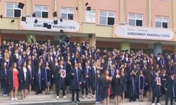 Sungurbey Anadolu Lisesi’nde Mezuniyet Sevinci