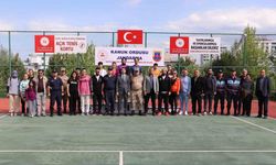 Tenis Turnuvasında Derece Girenlere Ödülleri Verildi