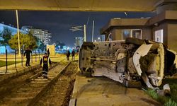 Yolcu Treni İle Çarpışan Otomobil Devrildi: 1 Yaralı