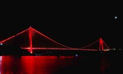 Kızılay Kırmızısı Türkiye’nin Sembol Yapılarına Yansıdı