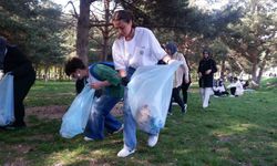 Öğrenciler Bir Günde Kampüste 10 Römork Çöp Topladı