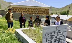 "Babalar Günü" Çocukları Tarafından Mezarı Başında Kutlandı