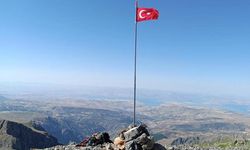 Çıktığı Zirveye Türk Bayrağını Dikti
