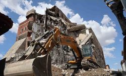 Elazığ’da ağır hasarlı yapıların yıkımları sürüyor