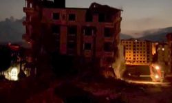 6 Katlı Binayı Yere Vurarak Sarsıntıyla Yıktı