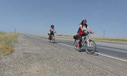 Kadın Bisikletçiler Van Gölünde Dikkat Çekti