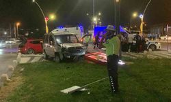 Otomobil İle Ticari Aracın Karıştığı Kazada 1’i Ağır 4 Kişi Yaralandı