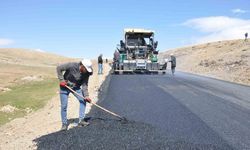 Yollar Sıcak Asfaltla Kaplanıyor