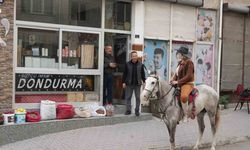 Kadın Kovboy Muhtar, atıyla mahalleleri ziyaret ediyor.