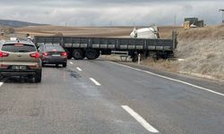 Yoldan Çıkan Tır Trafiği Kapadı