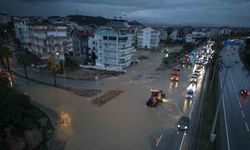 Yoğun Yağış Nedeniyle Yollar Göle Döndü