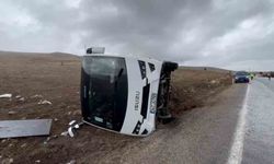 Turistleri Taşıyan Otobüs Devrildi: 3 Yaralı