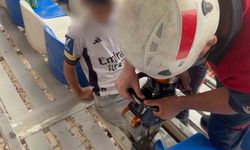 Maç İzleyen Çocuğun Ayağı Tribündeki Demire Sıkıştı