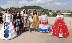 Atıklardan Kıyafetler Tasarlandı, Tarihi Köprüde Defile Yapıldı