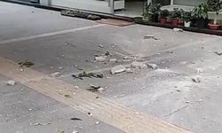 Adana’da Apartmanın Dış Cephesinden Kopan Beton Parçaları Kaldırıma Düştü
