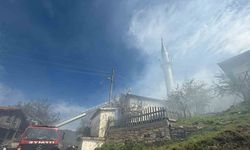 Çıkan Yangında 2 Ahşap Ev Ve 1 Cami Küle Döndü