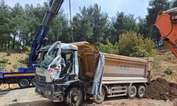 Devrilen Kamyonun Sürücüsü Hayatını Kaybetti