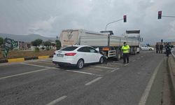 Işıkta Bekleyen Tıra Çarpan Otomobilin Sürücüsü Yaralandı