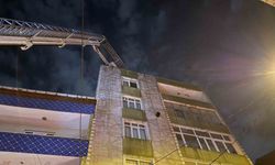 7 Katlı Binanın Çatısı Alevlere Teslim Oldu