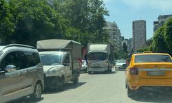 Adana'da Toros Caddesi’nde Çift Sıra Park Trafiği Kilitliyor