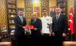 TÜRKHAN’ İHA’sı, MHP Lideri Bahçeli’ye Hediye Edildi