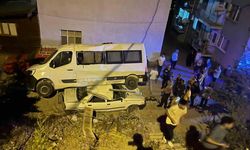 Adana’da Şok Olay: Minibüs Alt Caddeye Uçtu, Otomobil Ezildi!
