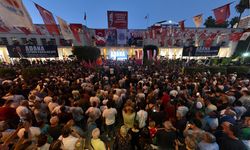 Adana’da Zeydan Karalar’a Destek: CHP’den Belediye Önünde Miting