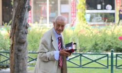 Bu Adamda Ne Enerji Var! İş Çıkışı Müzik Açıp Şehri Geziyor