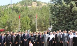 Şehitlik Anıtı Önünde Karanfiller Bırakıldı, Dualar Yükseldi