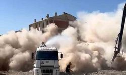 Yıkım Anları Kamerada: İş Makinesi Tek Hamlede Yıktı