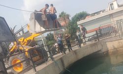 Adana’da Kanala Giren Çocuklara Kepçe Operatöründen Şok Destek