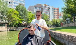 Tıraşta Çığır Açtı! Gondol Üzerinde Makas Salladı, Gören İnanamadı