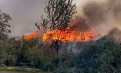 Bir Anda Alev Aldı! Karataş’ta 6 Çadır Yanarak Kullanılamaz Hale Geldi