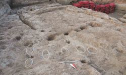 Zamanın İçinde Bir Adım: 7 Bin Yıllık Gizemli Ayak İzleri Ortaya Çıktı