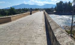 Adana’daki 2 Bin Yıllık Misis Köprüsü Boyandı: Tarihe Zarar Verildi