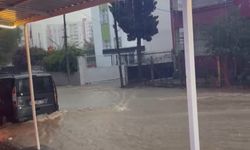 Adana’da Kısa Süreli Yağmur Yolları Nehre Çevirdi!