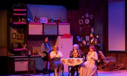 Adana’da Sanat Rüzgârı! ‘Üç Jokerli Konken’ İzleyiciyi Büyüledi